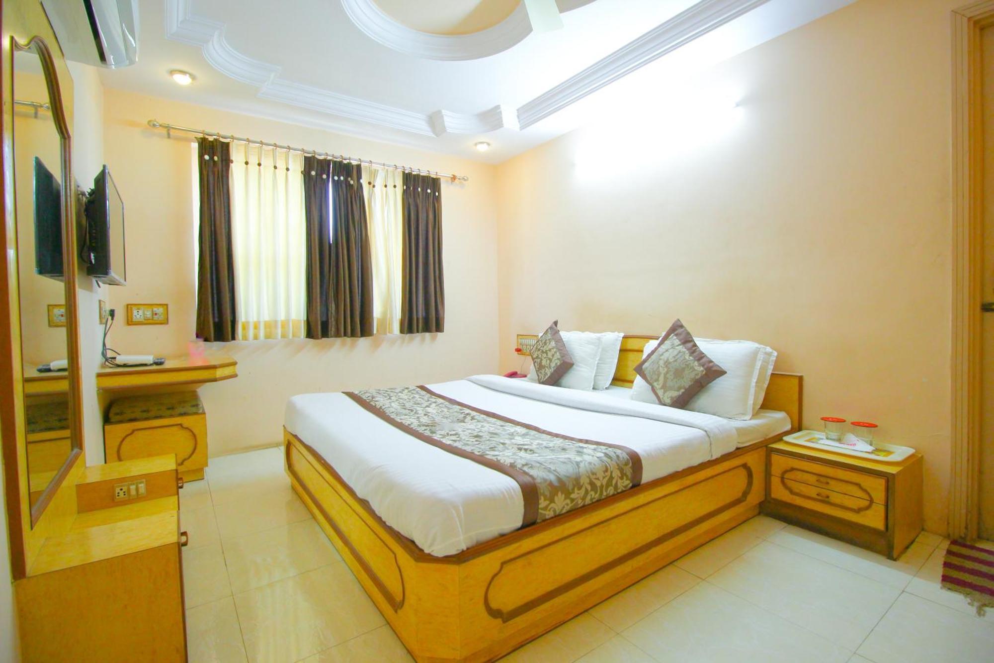 Hotel Upasana Rajkot Ngoại thất bức ảnh