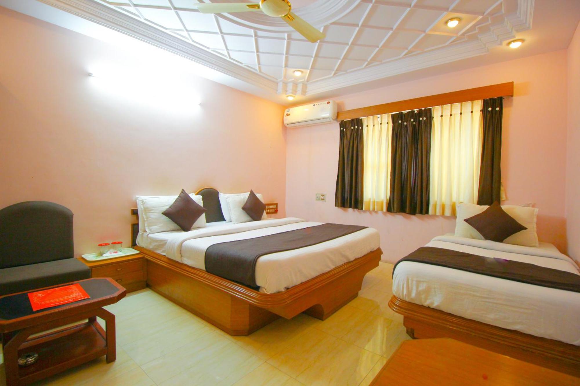 Hotel Upasana Rajkot Ngoại thất bức ảnh